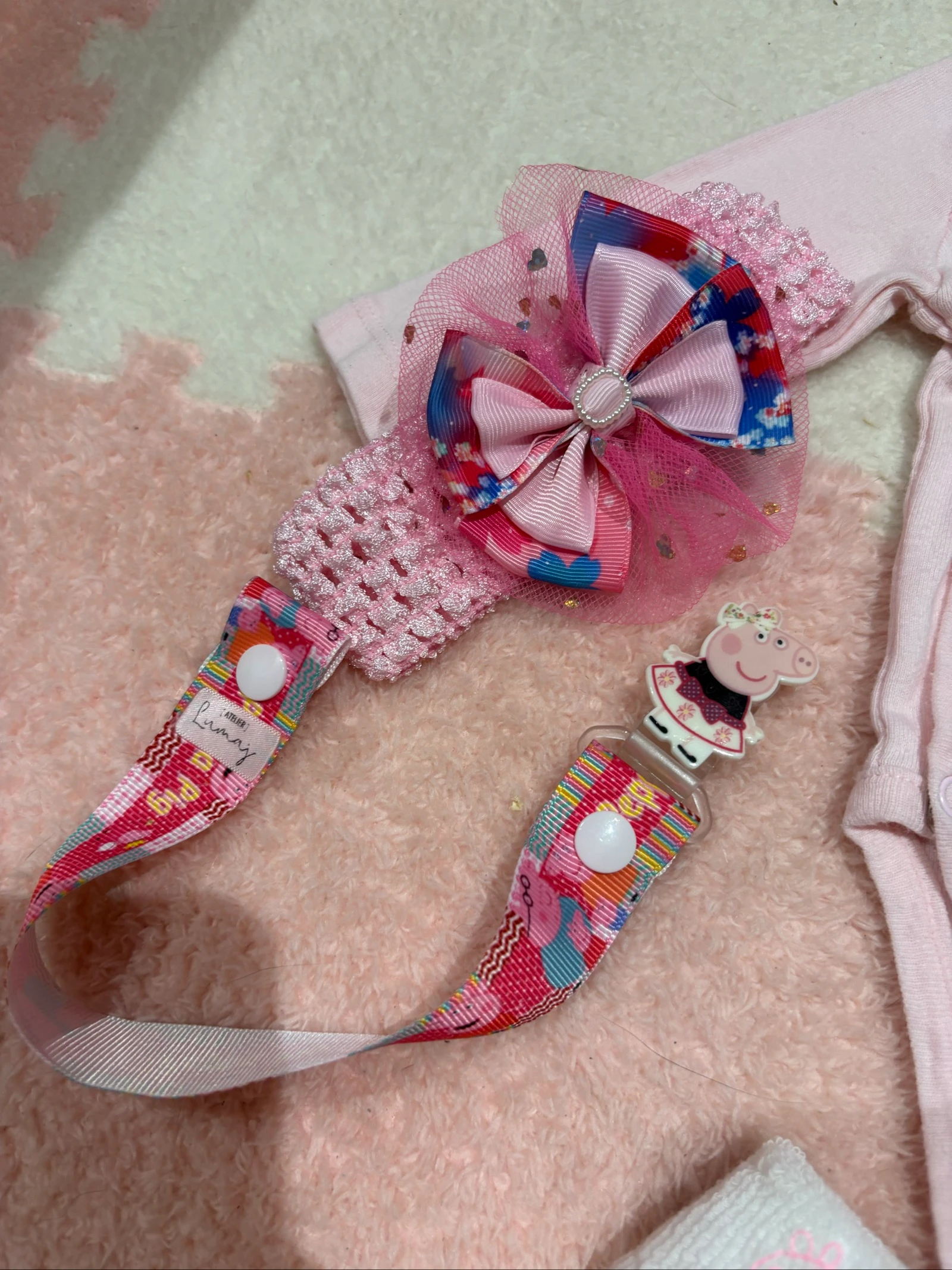 Ensemble bébé – Body + bavoir + attache tétine + bandeau + chaussettes – photo 4